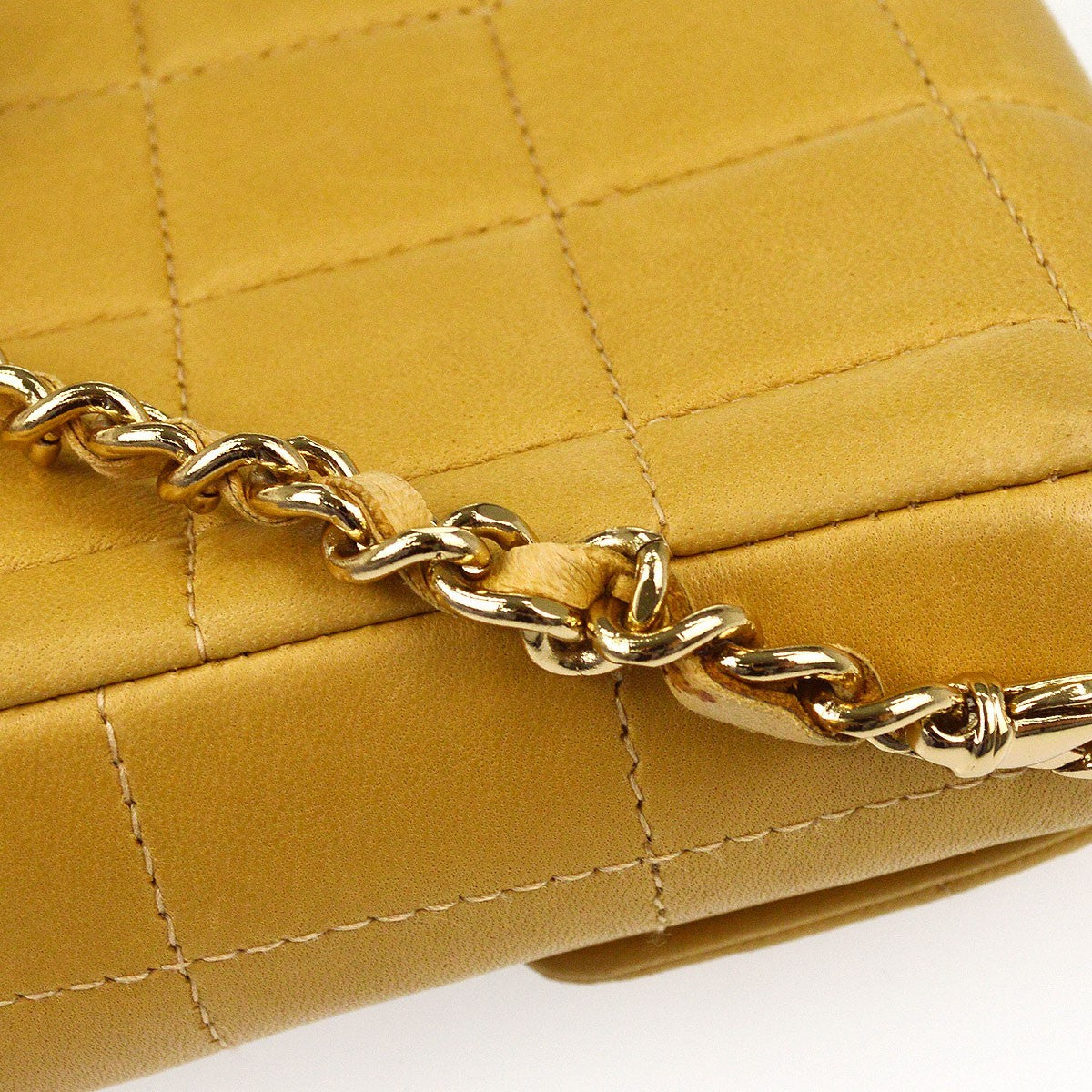 Chanel Chocolate Bar Flap Quilted Lambskin Beige Leather Handbag (Pre-Owned)