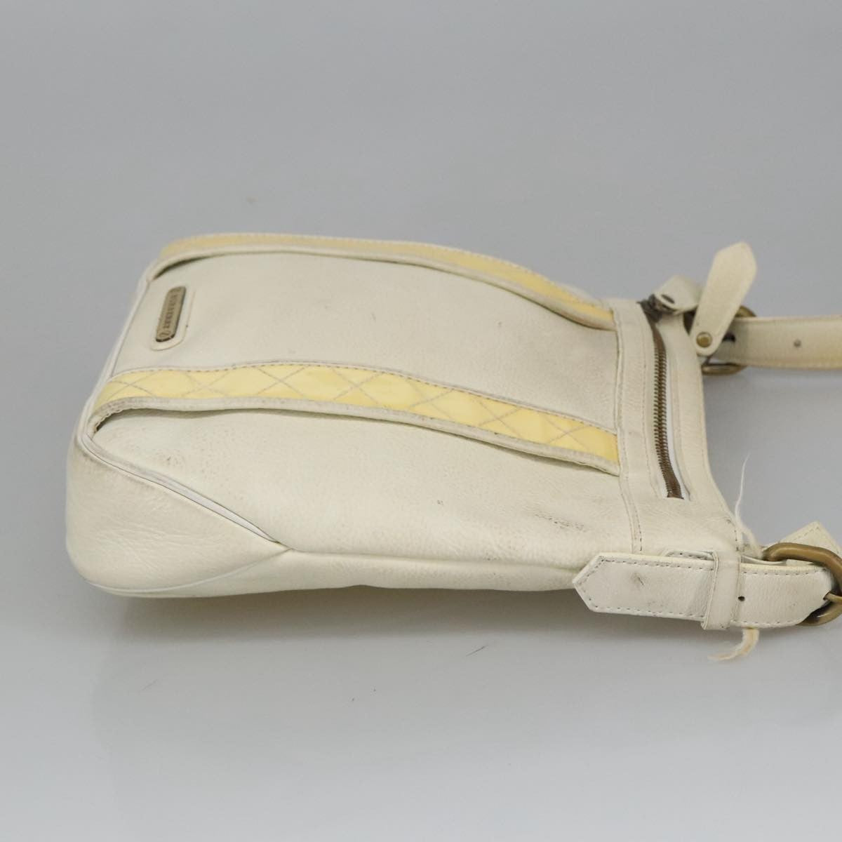Burberry Vintage Leather White Leather Shoulder Bag Bag (Pre-Owned)