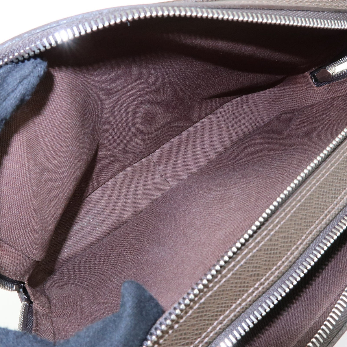 Louis Vuitton Neo Pavel Taiga Leather Brown Leather Handbag (Pre-Owned)