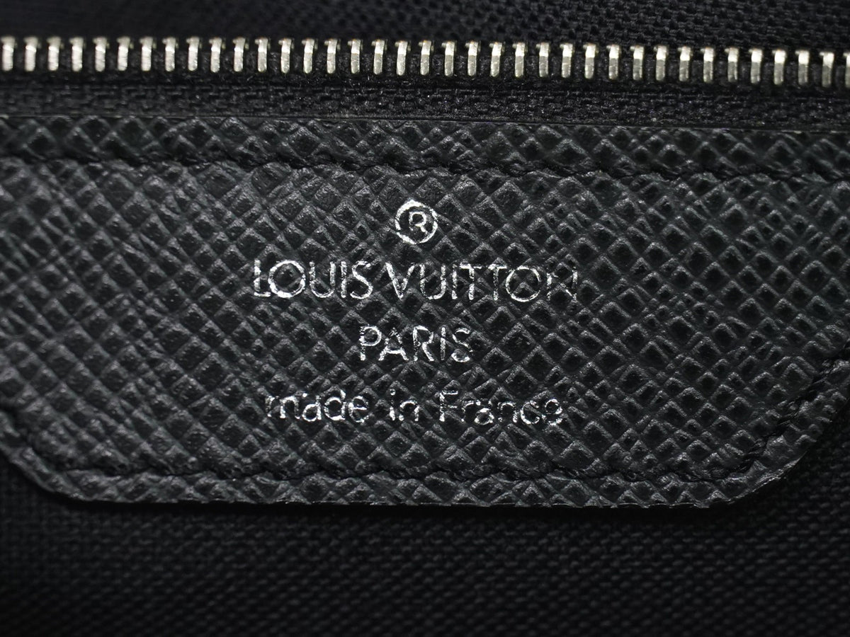 Louis Vuitton Alexei Messenger Taiga Leather Black Leather Shoulder Bag Bag (Pre-Owned)