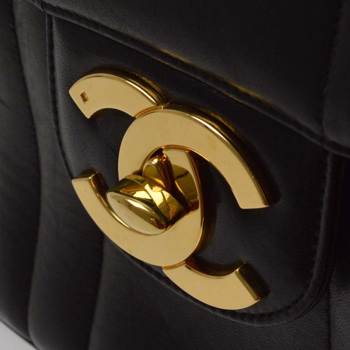 Chanel Vintage Classic Single Flap Vertical Quilt Lambskin Black Leather Handbag (Pre-Owned)
