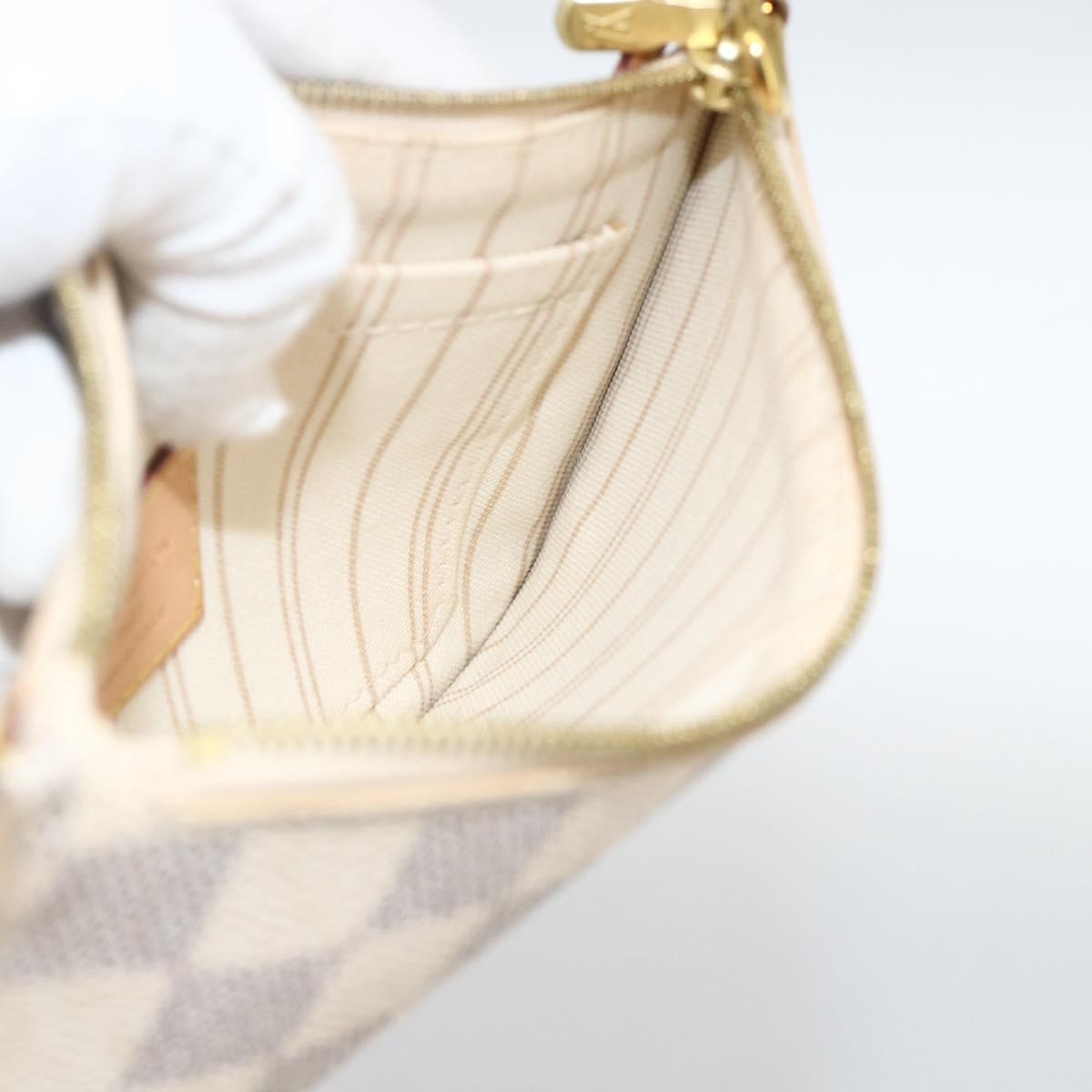 Louis Vuitton Neverfull Pochette Damier Ebene White Canvas Clutche & Pouche Bag (Pre-Owned)