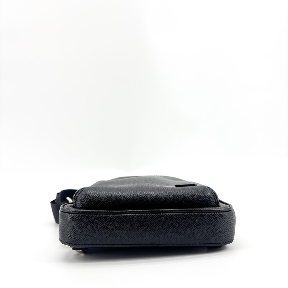 Louis Vuitton Avenue Sling Taiga Leather Black Leather Handbag (Pre-Owned)