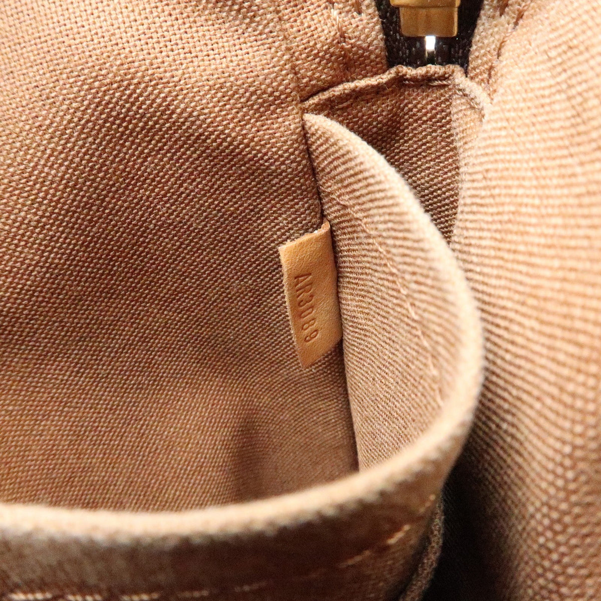 Louis Vuitton Trotteur Beaubourg Monogram Canvas Brown Canvas Handbag (Pre-Owned)