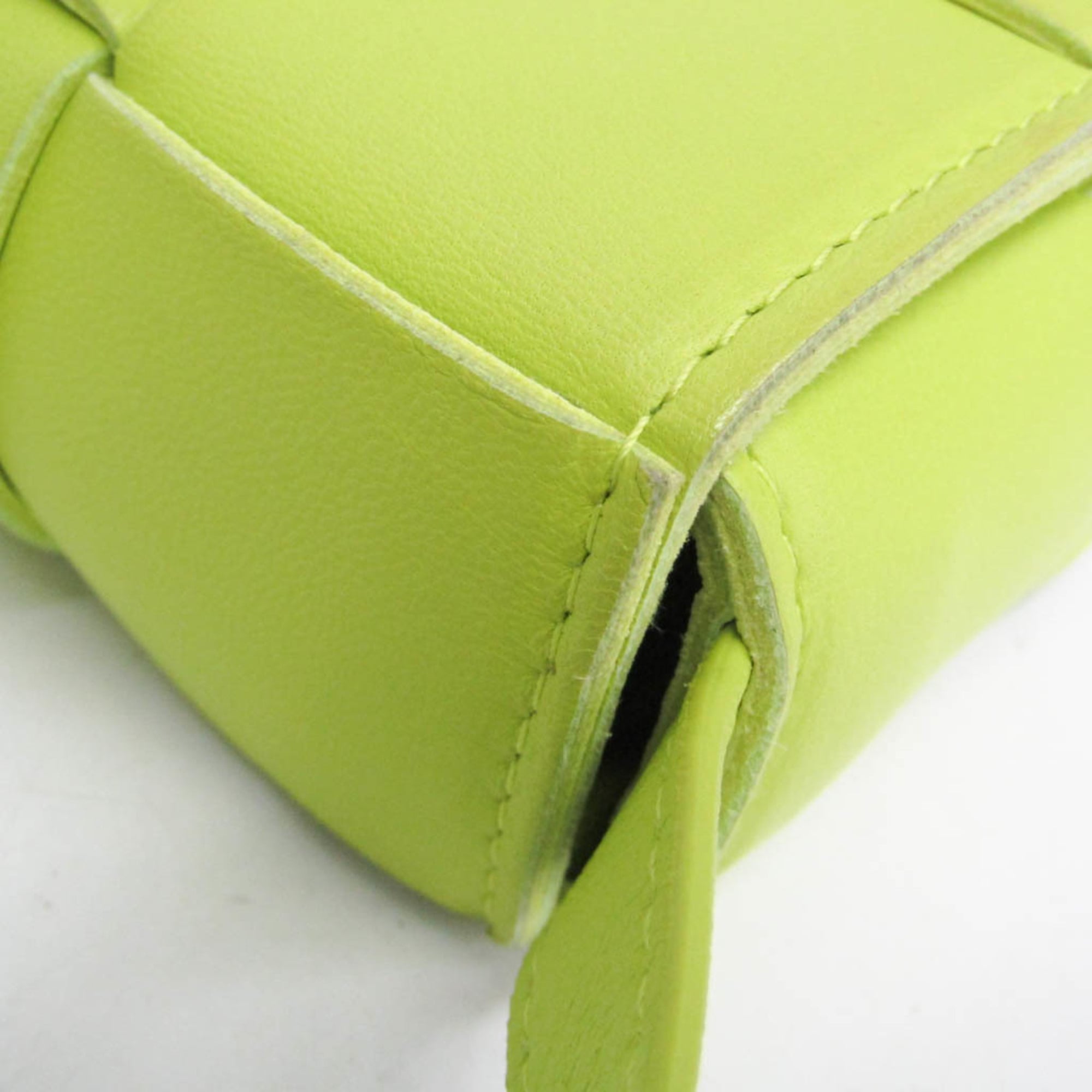 Bottega Veneta Cassette Maxi Intrecciato Leather Green Leather Clutche & Pouche Bag (Pre-Owned)
