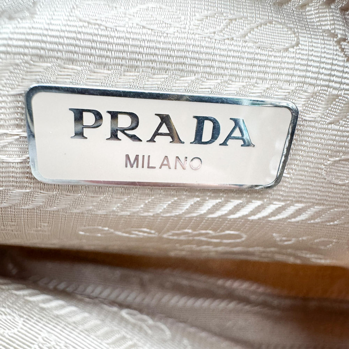 Prada Re-Edition 2005 Tessuto Beige Nylon Shoulder Bag Bag (Pre-Owned)
