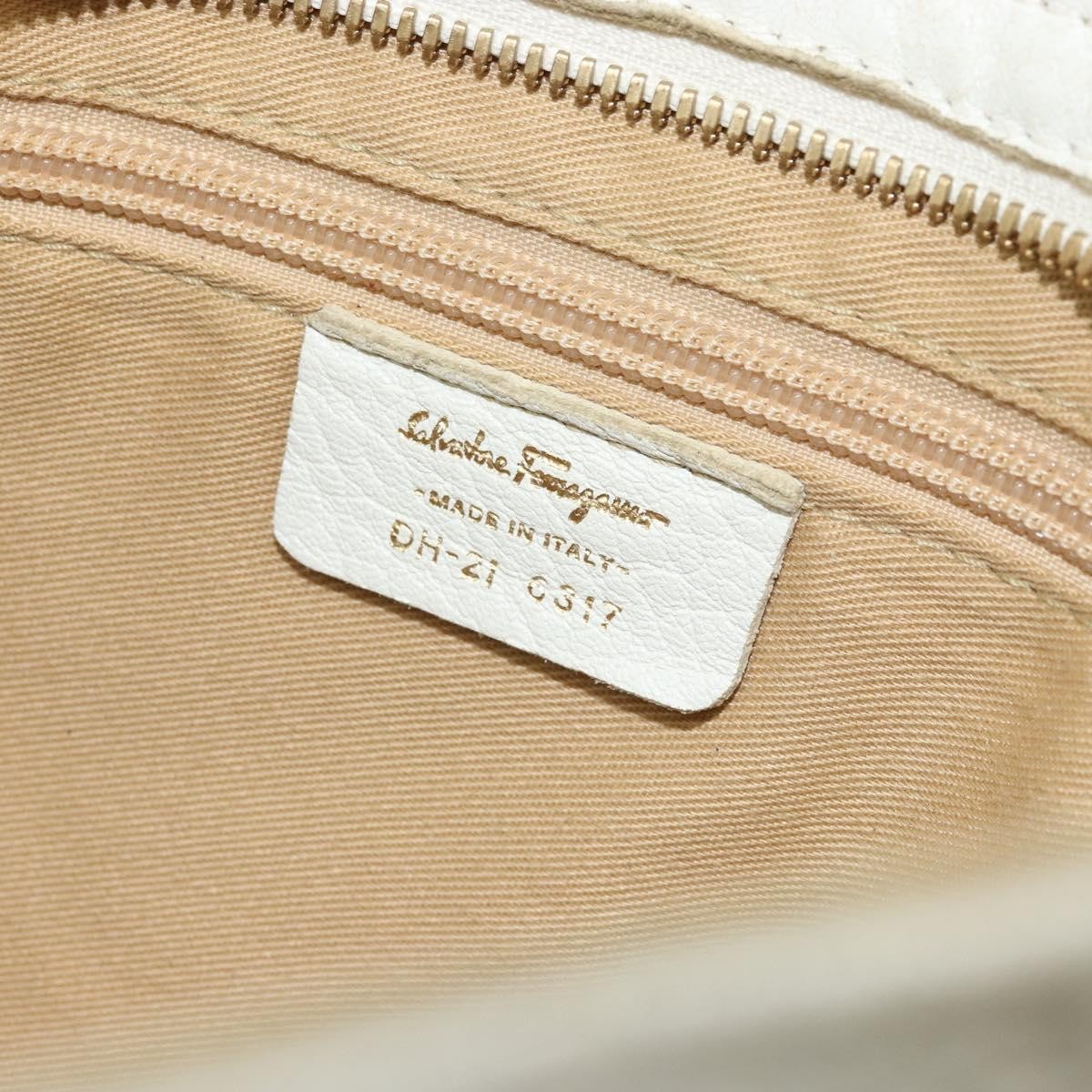 Salvatore Ferragamo Gancini Leather White Leather Handbag (Pre-Owned)