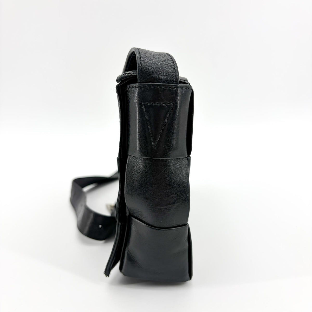 Bottega Veneta Cassette Maxi Intrecciato Leather Black Leather Shoulder Bag Bag (Pre-Owned)
