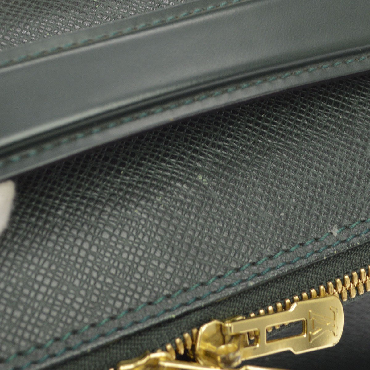 Louis Vuitton Tura Messenger Taiga Leather Green Leather Handbag (Pre-Owned)