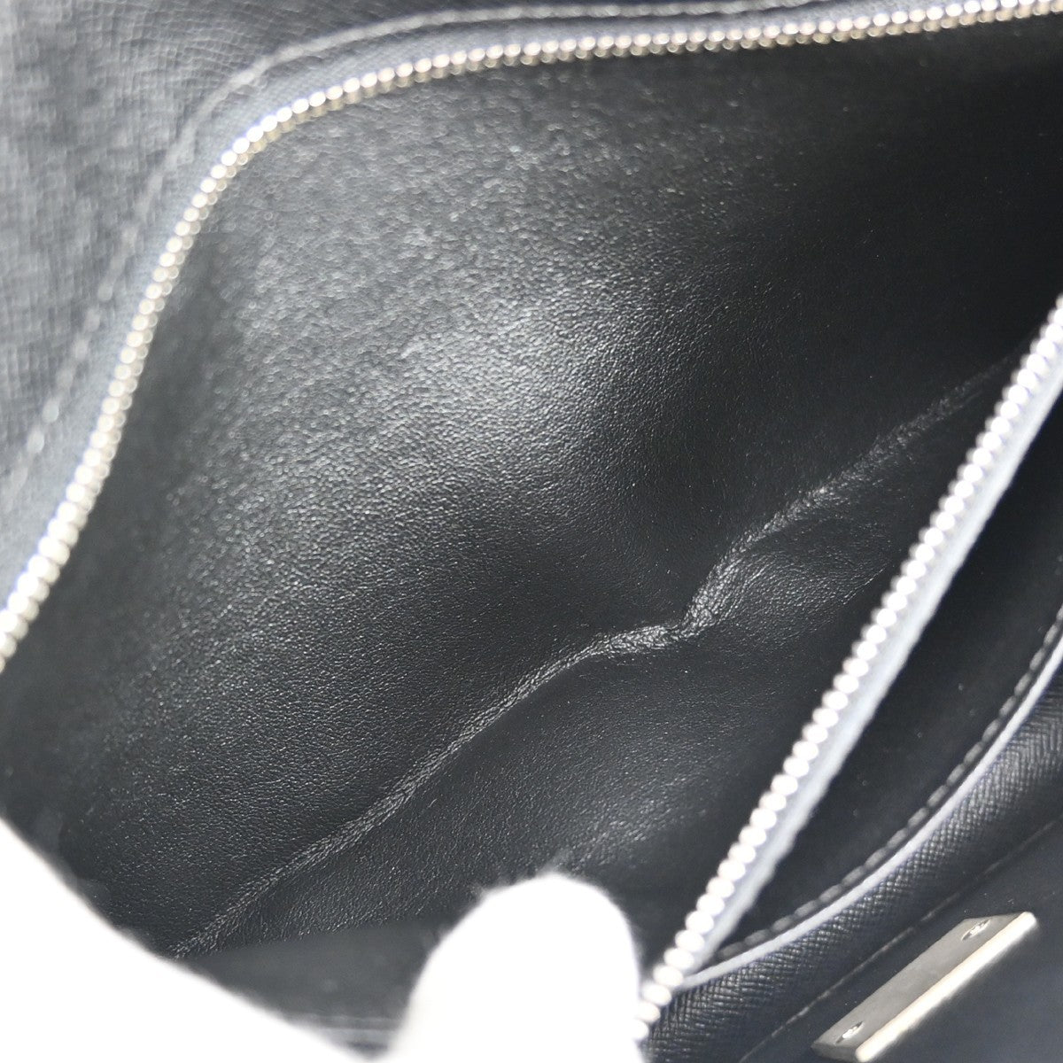 Louis Vuitton Selenga Pochette Taiga Leather Black Leather Clutche & Pouche Bag (Pre-Owned)