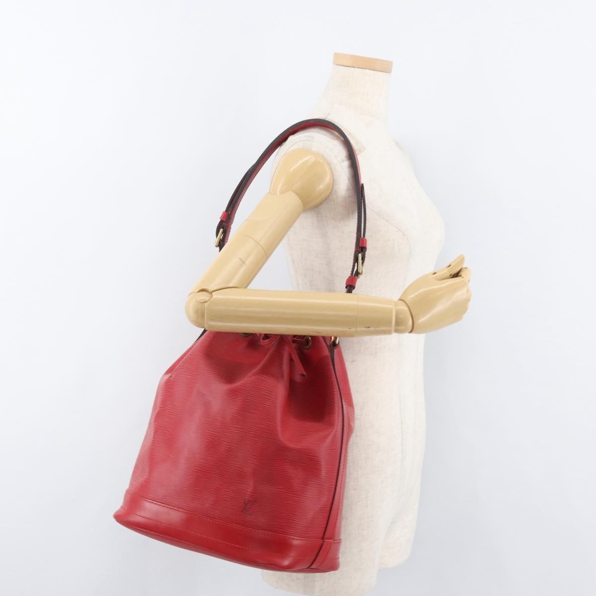 Louis Vuitton Noe Leather Red Leather Shoulder Bag Bag (Pre-Owned)