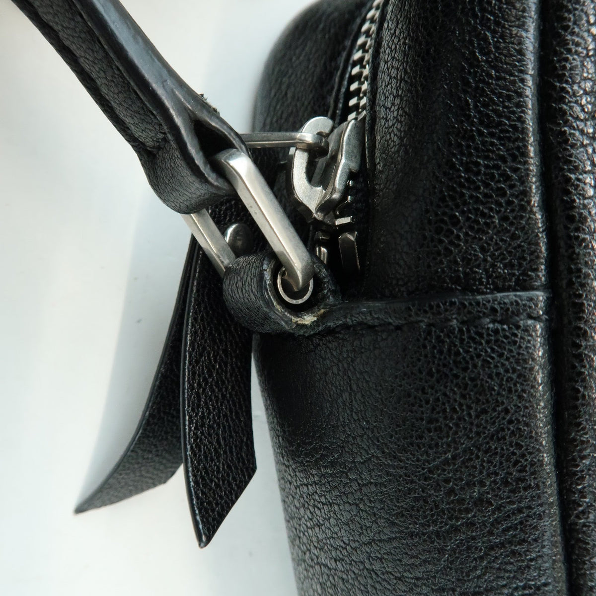 Saint Laurent Lou Camera Leather Black Leather Handbag (Pre-Owned)