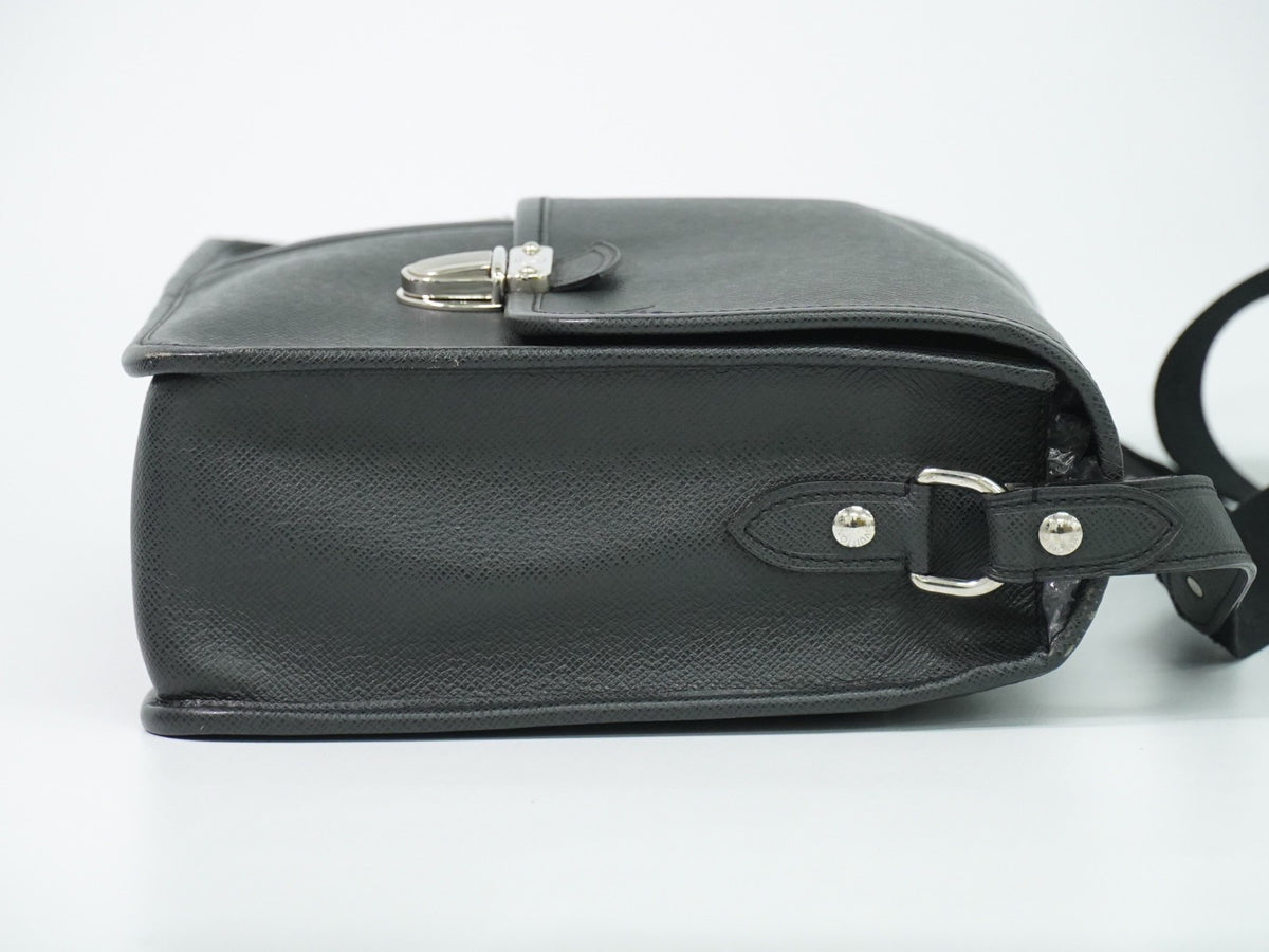 Louis Vuitton Alexei Messenger Taiga Leather Black Leather Shoulder Bag Bag (Pre-Owned)
