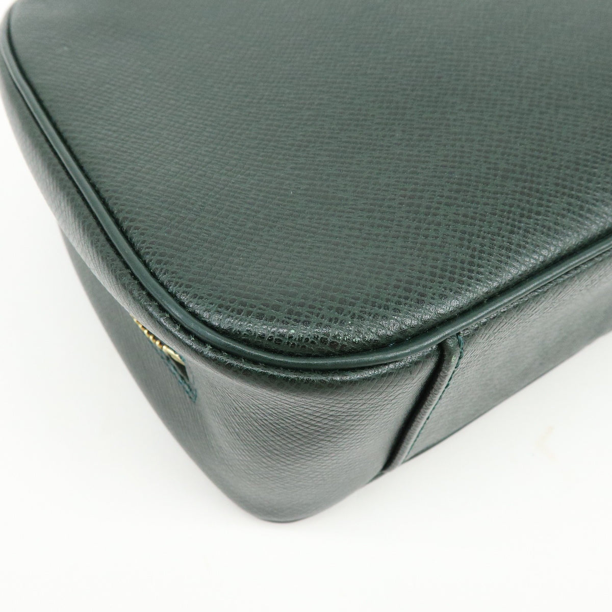 Louis Vuitton Toiletry Pouch Taiga Leather Green Leather Clutche & Pouche Bag (Pre-Owned)
