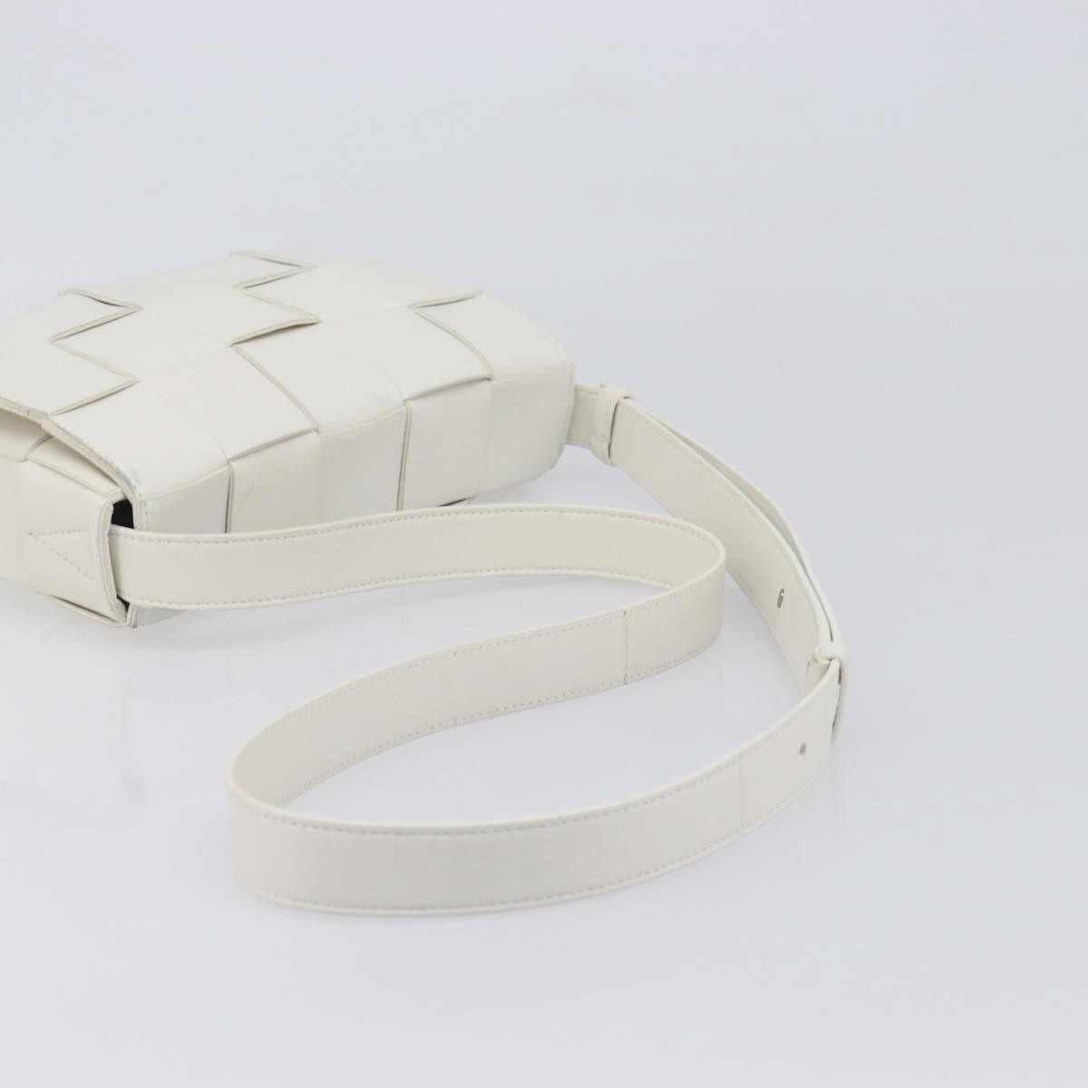 Bottega Veneta Cassette Maxi Intrecciato Leather White Leather Crossbody Bag Bag (Pre-Owned)