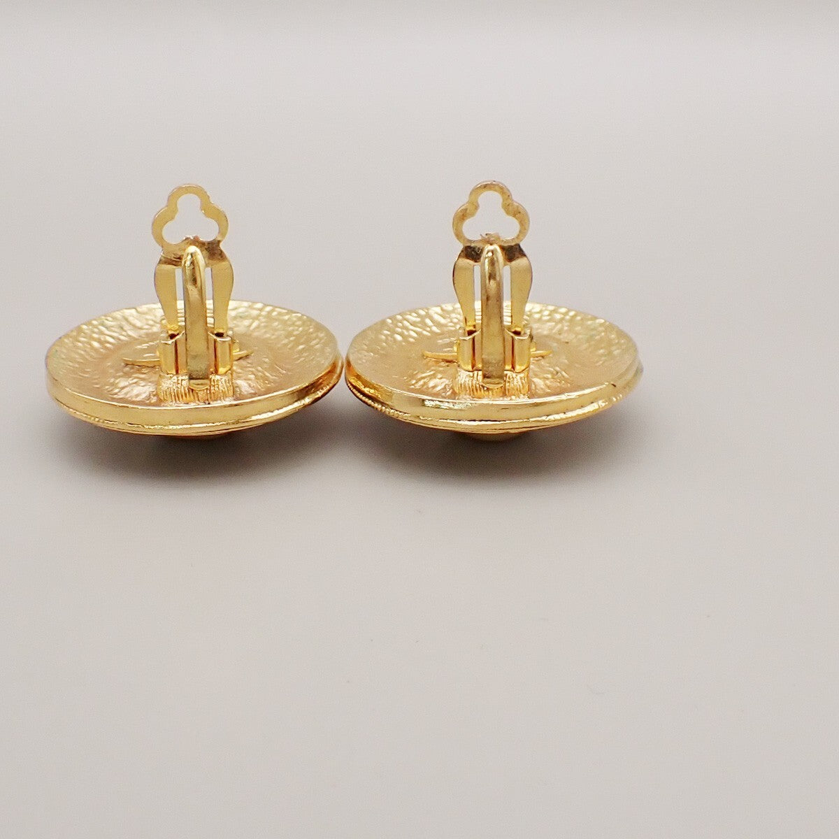 Chanel Vintage Round Clip-On Metal With Faux Pearl Gold Gold_Plated Earrings Jewelry (Pre-Owned)