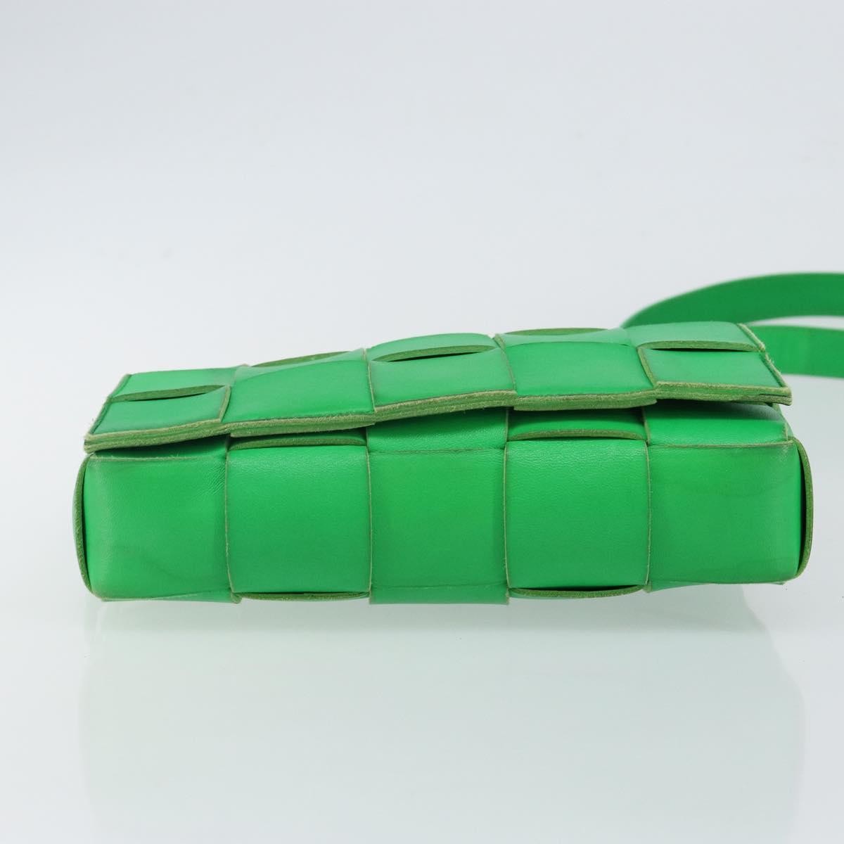Bottega Veneta Cassette Maxi Intrecciato Leather Green Leather Bag (Pre-Owned)