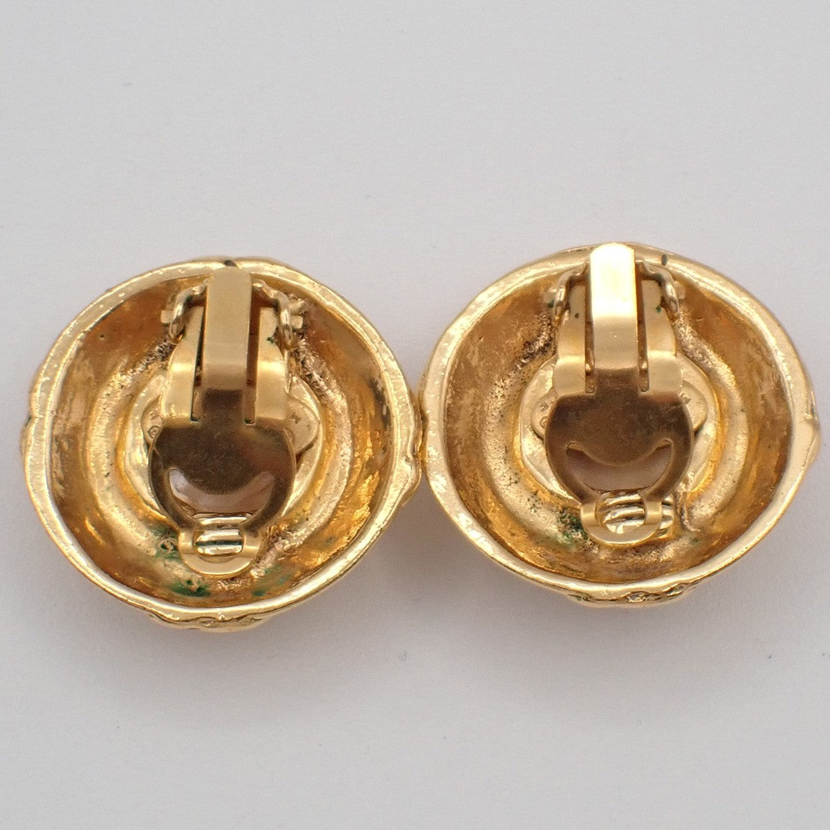 Chanel Vintage Round Clip-On Metal With Faux Pearl Gold Gold_Plated Earrings Jewelry (Pre-Owned)