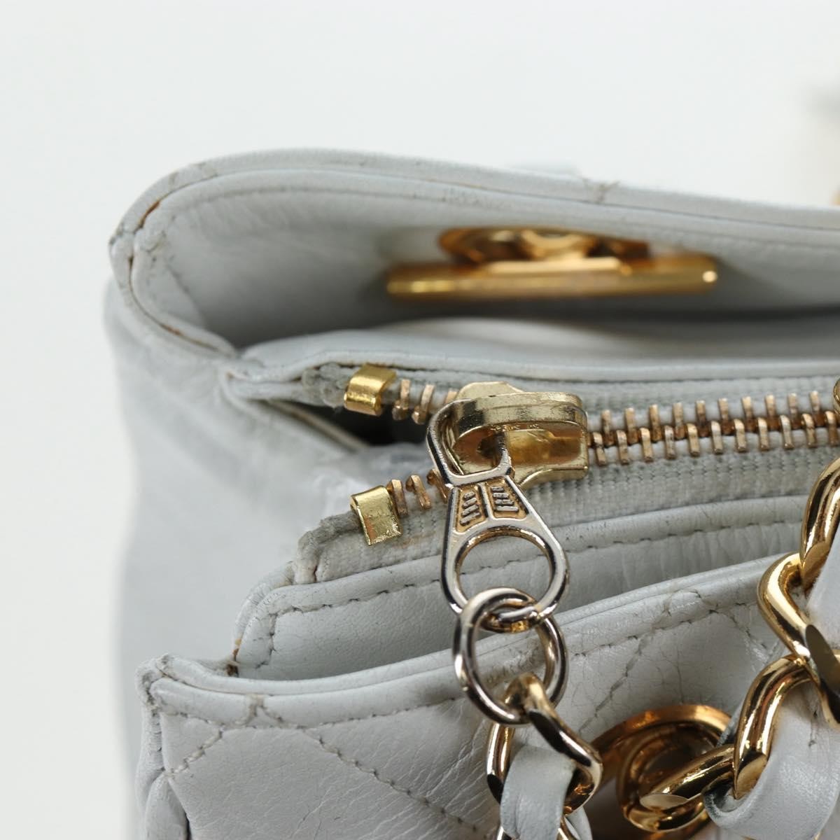Chanel Shoulder Quilted Leather White Leather Shoulder Bag Bag (Pre-Owned)