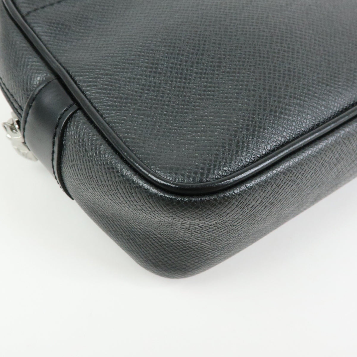 Louis Vuitton Kaluga Pochette Clutch Taiga Leather Black Leather Clutche & Pouche Bag (Pre-Owned)