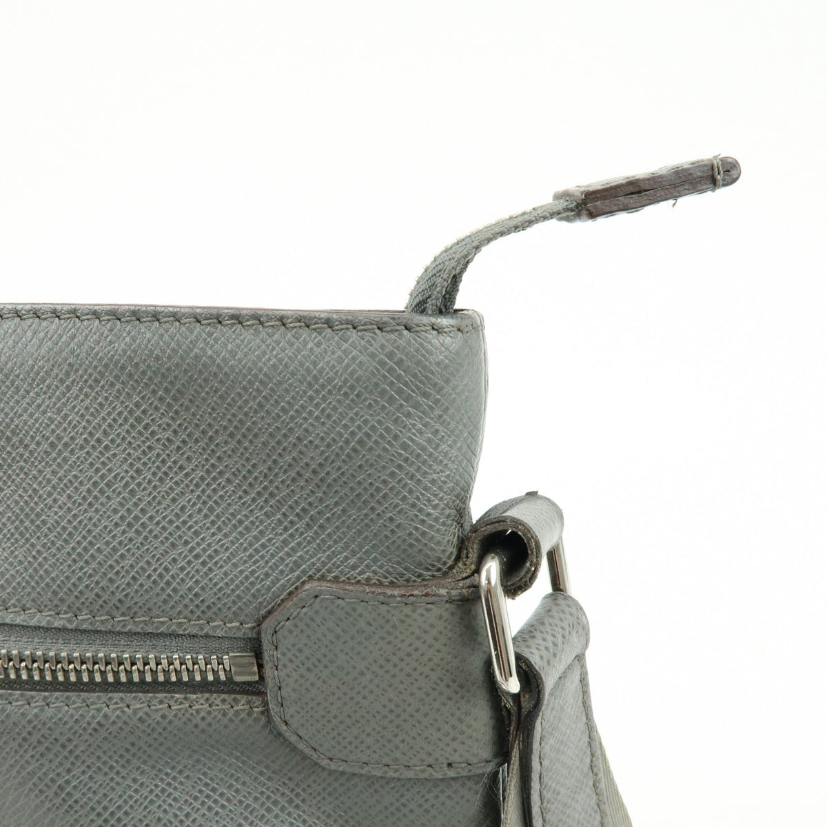 Louis Vuitton Sasha Taiga Leather Gray Leather Handbag (Pre-Owned)