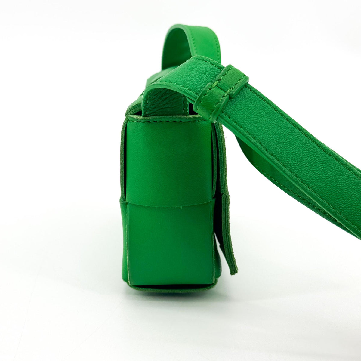 Bottega Veneta Cassette Maxi Intrecciato Leather Green Leather Crossbody Bag Bag (Pre-Owned)