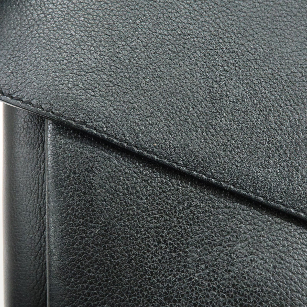 Louis Vuitton Lockme Ever Leather Black Leather Handbag (Pre-Owned)