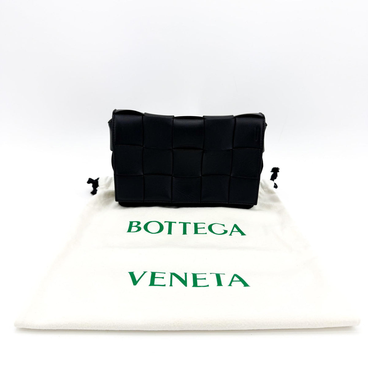 Bottega Veneta Cassette Maxi Intrecciato Leather Black Leather Crossbody Bag Bag (Pre-Owned)