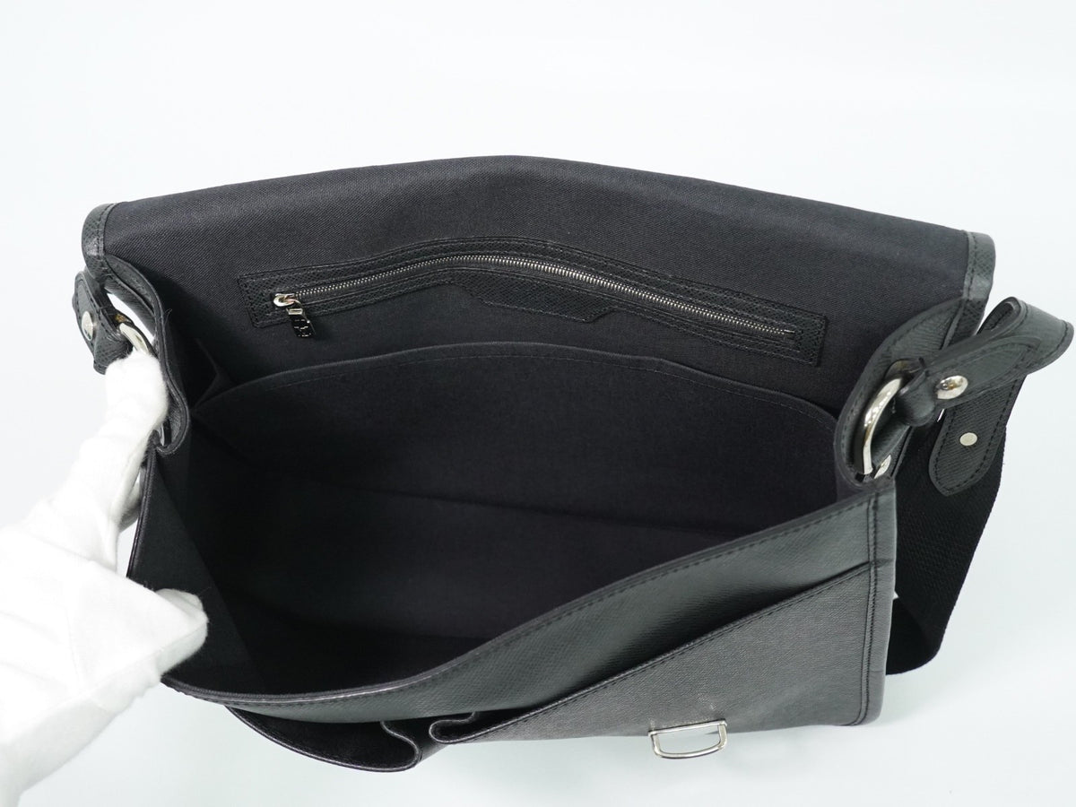 Louis Vuitton Alexei Messenger Taiga Leather Black Leather Shoulder Bag Bag (Pre-Owned)