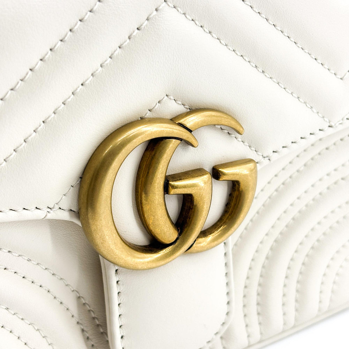 Gucci Gg Marmont Top Handle Flap Matelasse Leather White Leather Handbag (Pre-Owned)