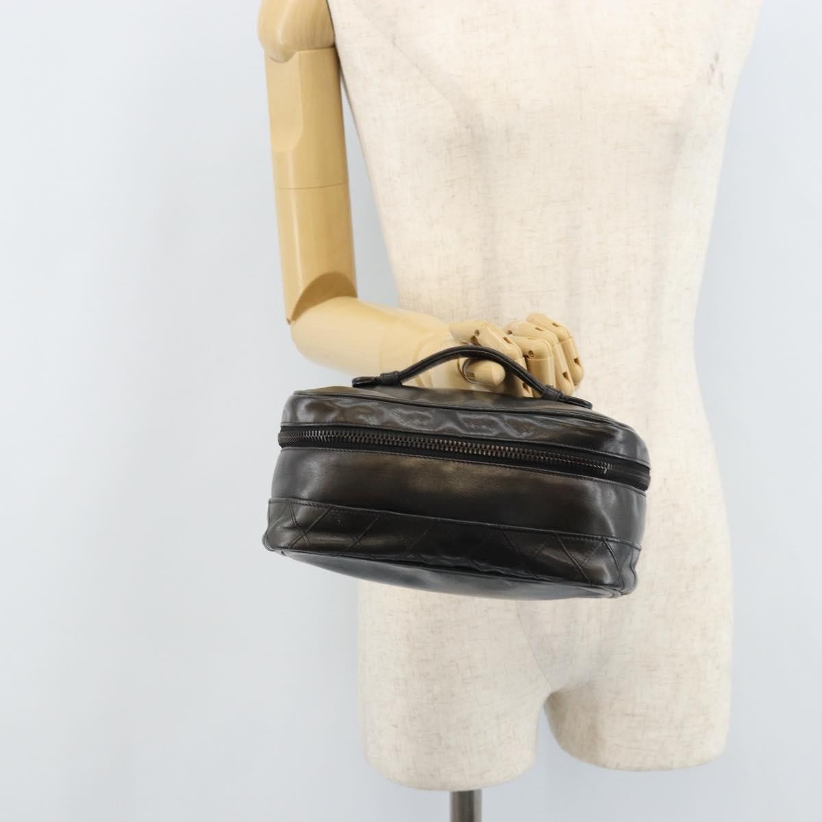 Chanel Vintage Cosmetic Case Lambskin Black Leather Clutche & Pouche Bag (Pre-Owned)