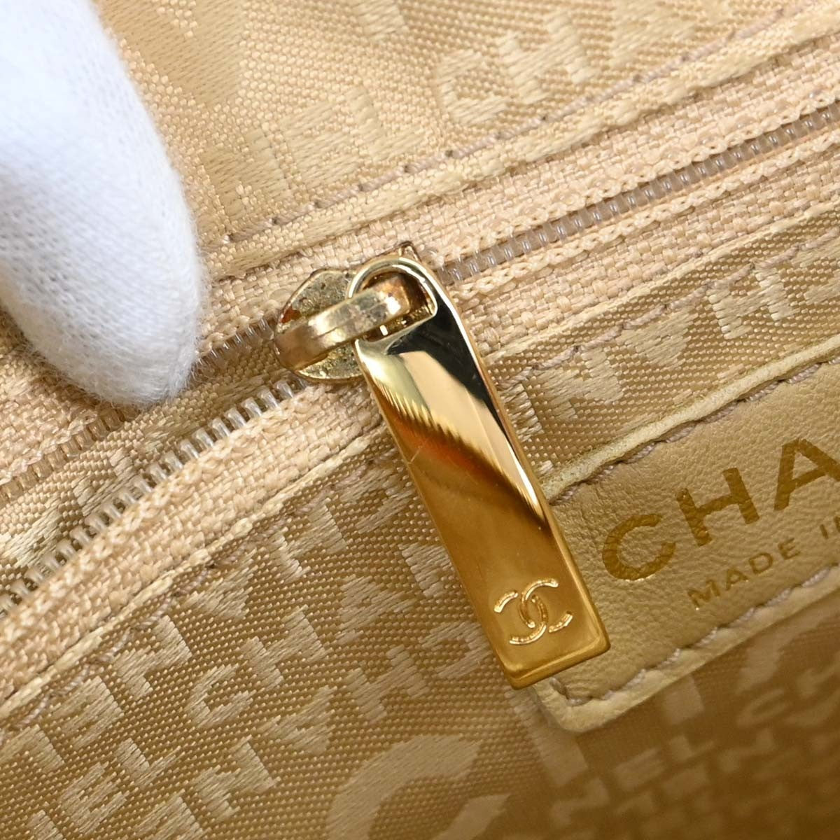 Chanel Chocolate Bar Cc Quilted Leather Beige Leather Shoulder Bag Bag (Pre-Owned)