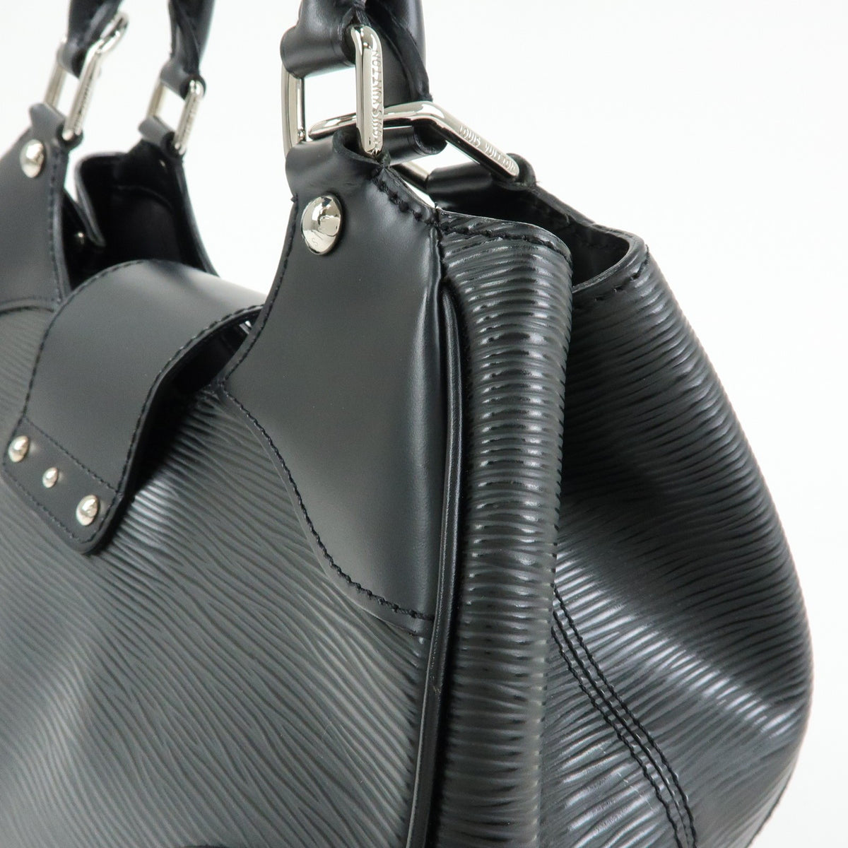 Louis Vuitton Montaigne Sac Epi Leather Black Leather Handbag (Pre-Owned)