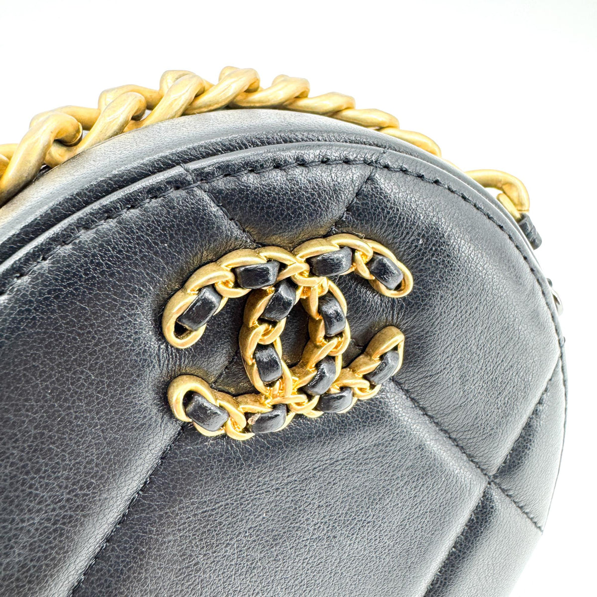 Chanel 19 Round Clutch With Chain Quilted Leather Black Leather Clutche & Pouche Bag (Pre-Owned)
