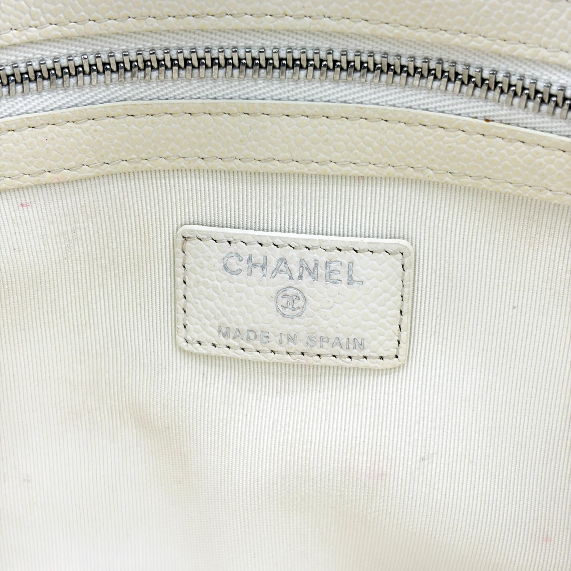 Chanel Classic O Case Quilted Caviar White Leather Clutche & Pouche Bag (Pre-Owned)