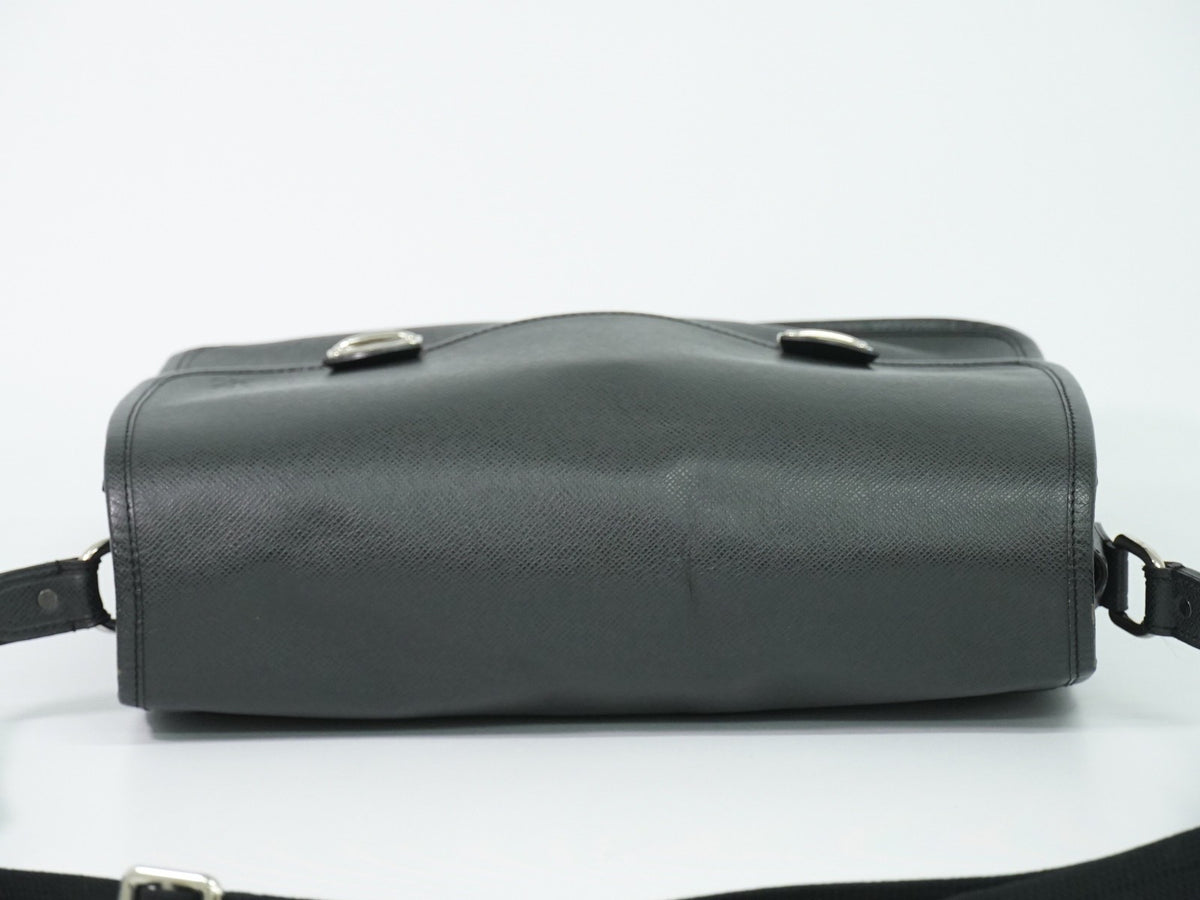 Louis Vuitton Alexei Messenger Taiga Leather Black Leather Shoulder Bag Bag (Pre-Owned)