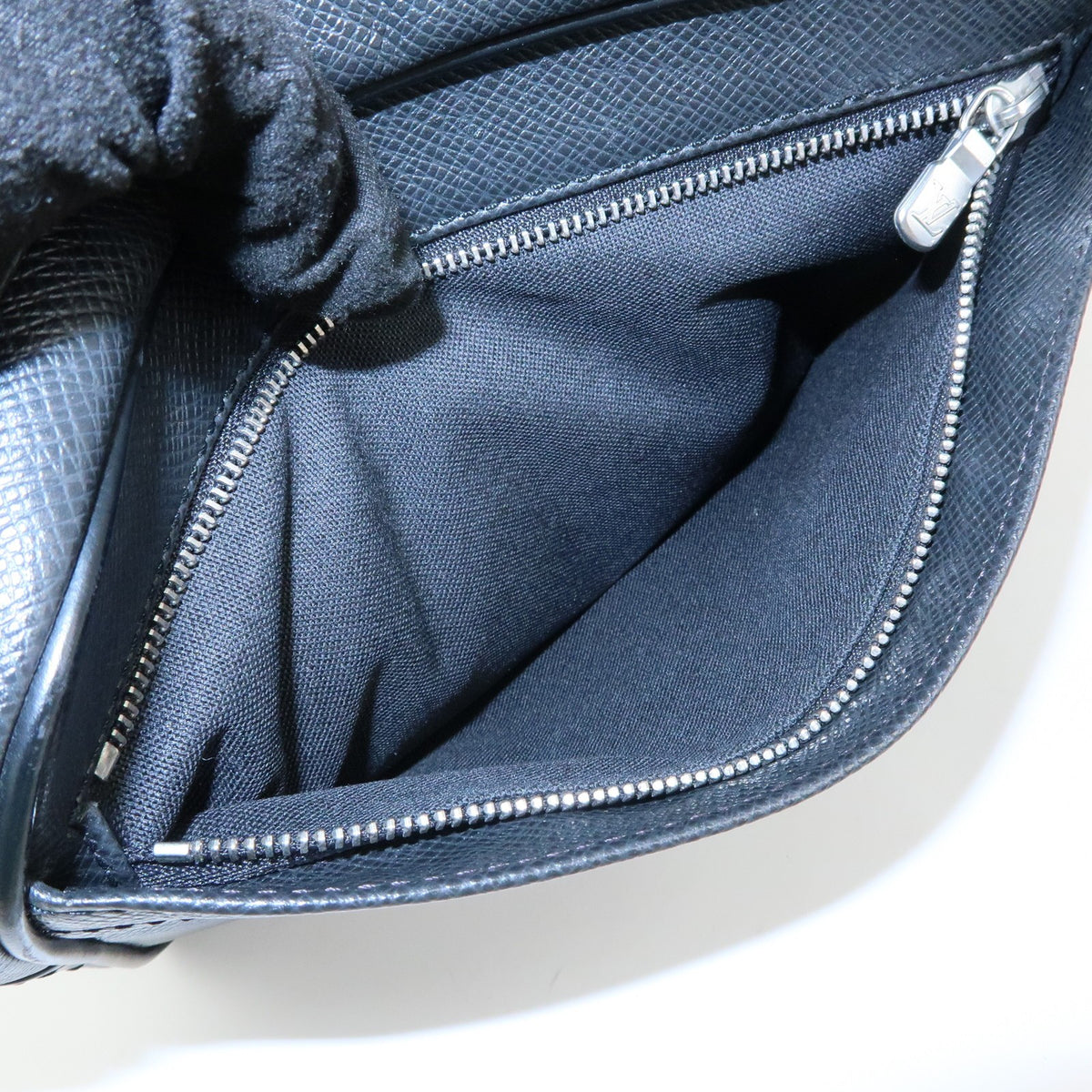Louis Vuitton Kaluga Pochette Clutch Taiga Leather Black Leather Clutche & Pouche Bag (Pre-Owned)