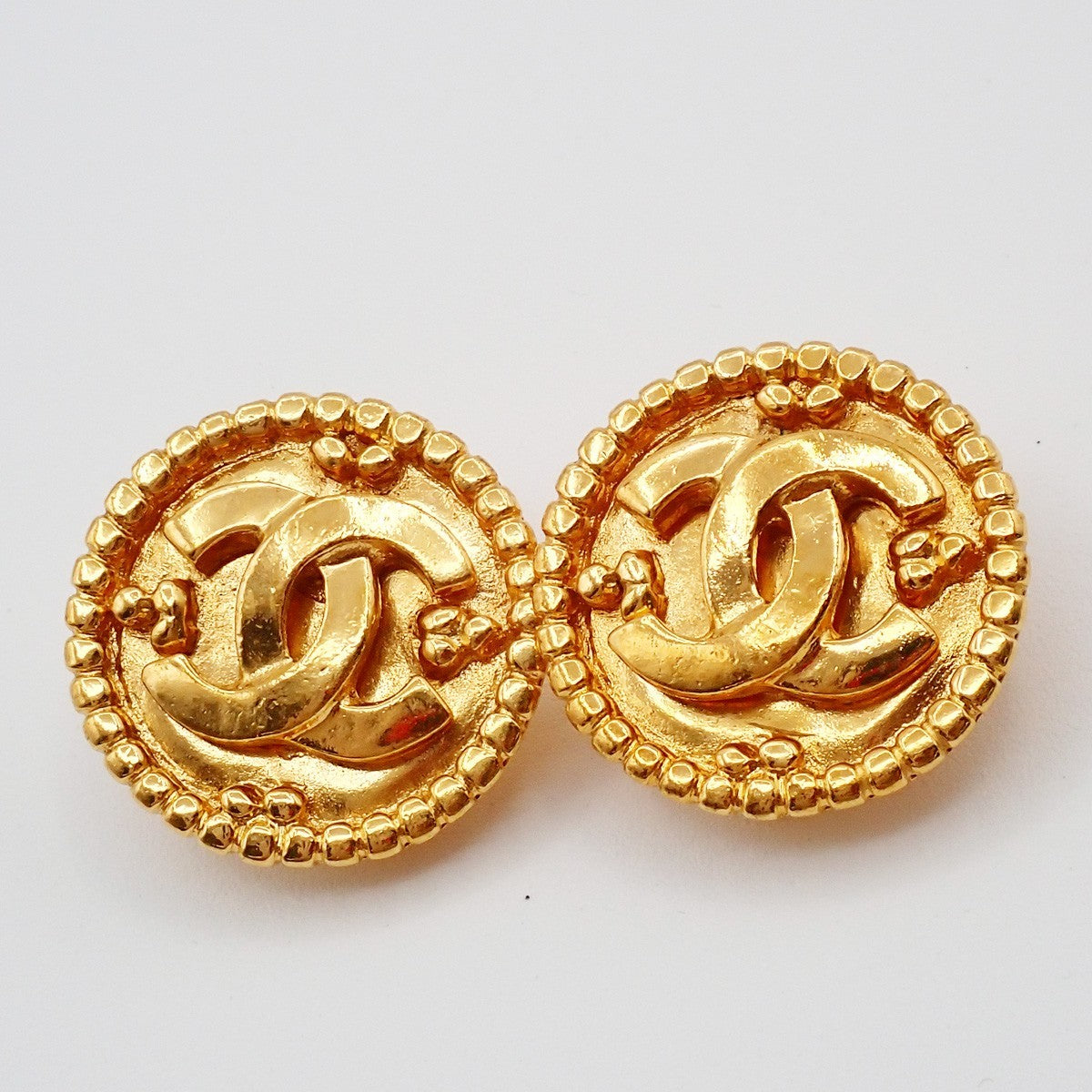 Chanel Vintage Cc Round Button Clip-On Metal Gold Gold_Plated Earrings Jewelry (Pre-Owned)
