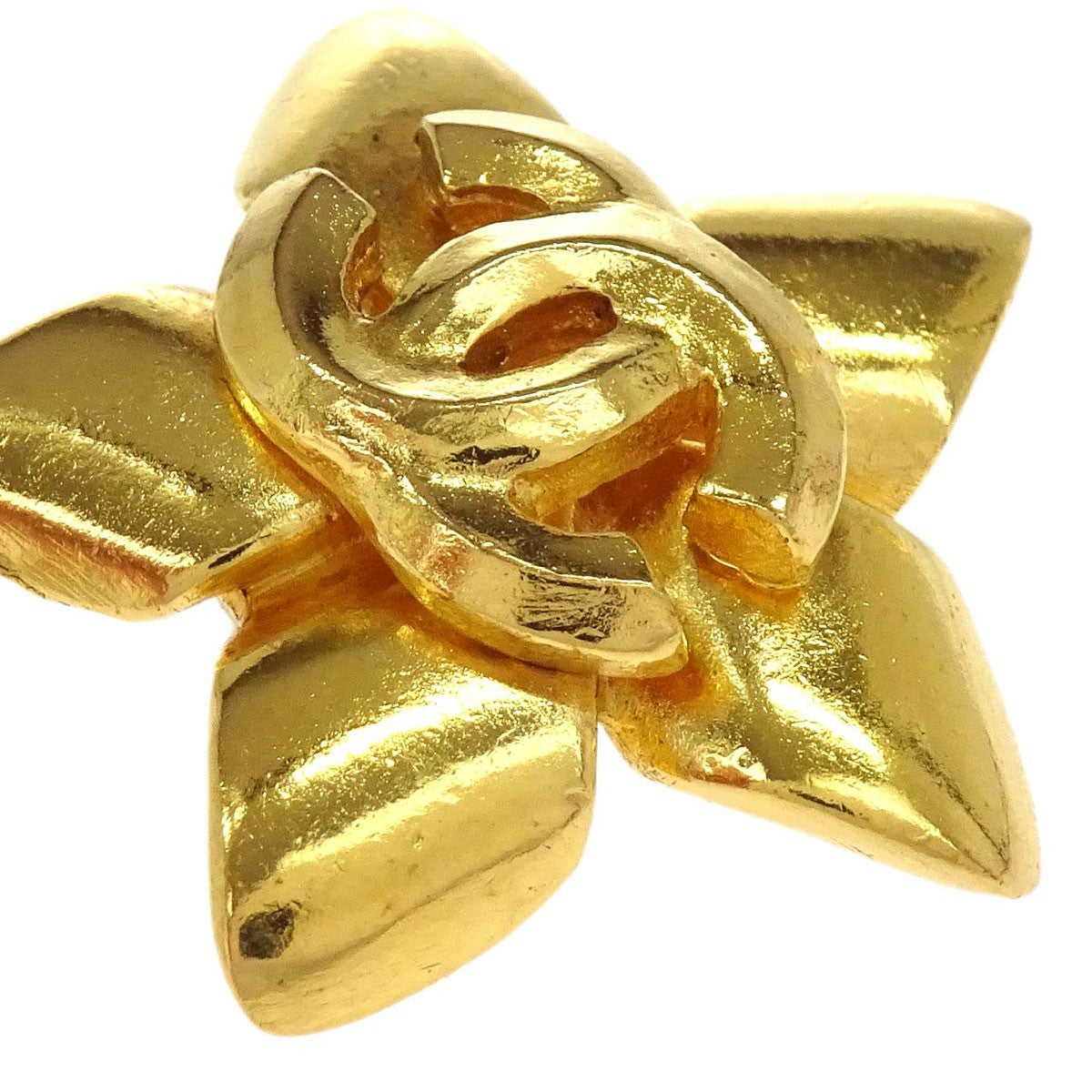 Chanel Vintage Cc Flower Clip-On Textured Metal Gold Gold_Plated Earrings Jewelry (Pre-Owned)