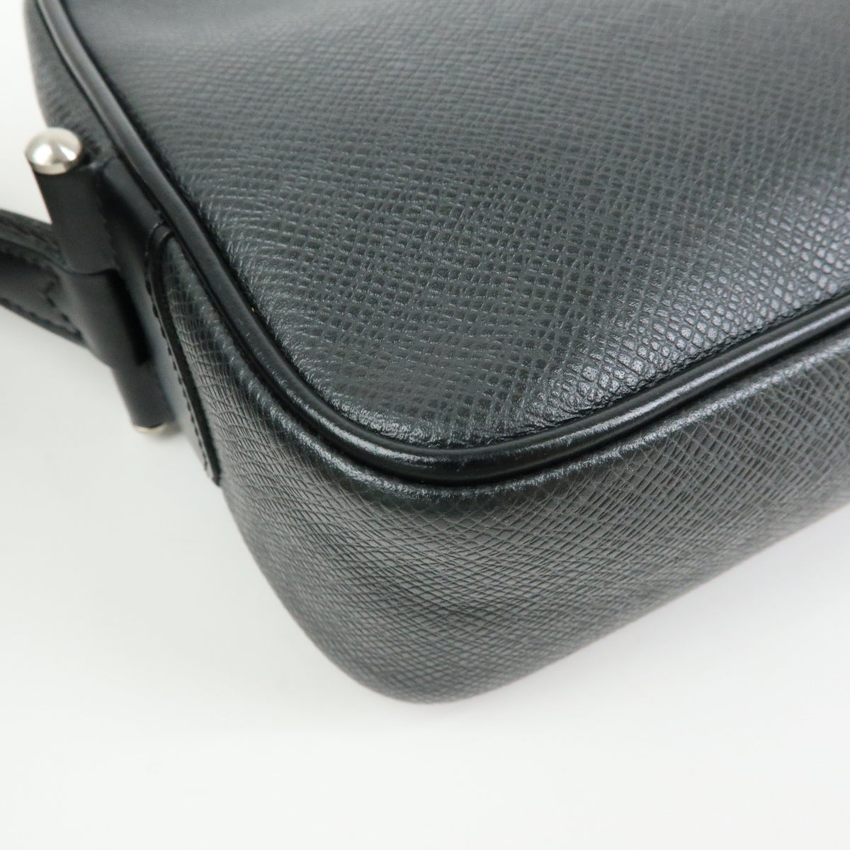 Louis Vuitton Kaluga Pochette Clutch Taiga Leather Black Leather Clutche & Pouche Bag (Pre-Owned)