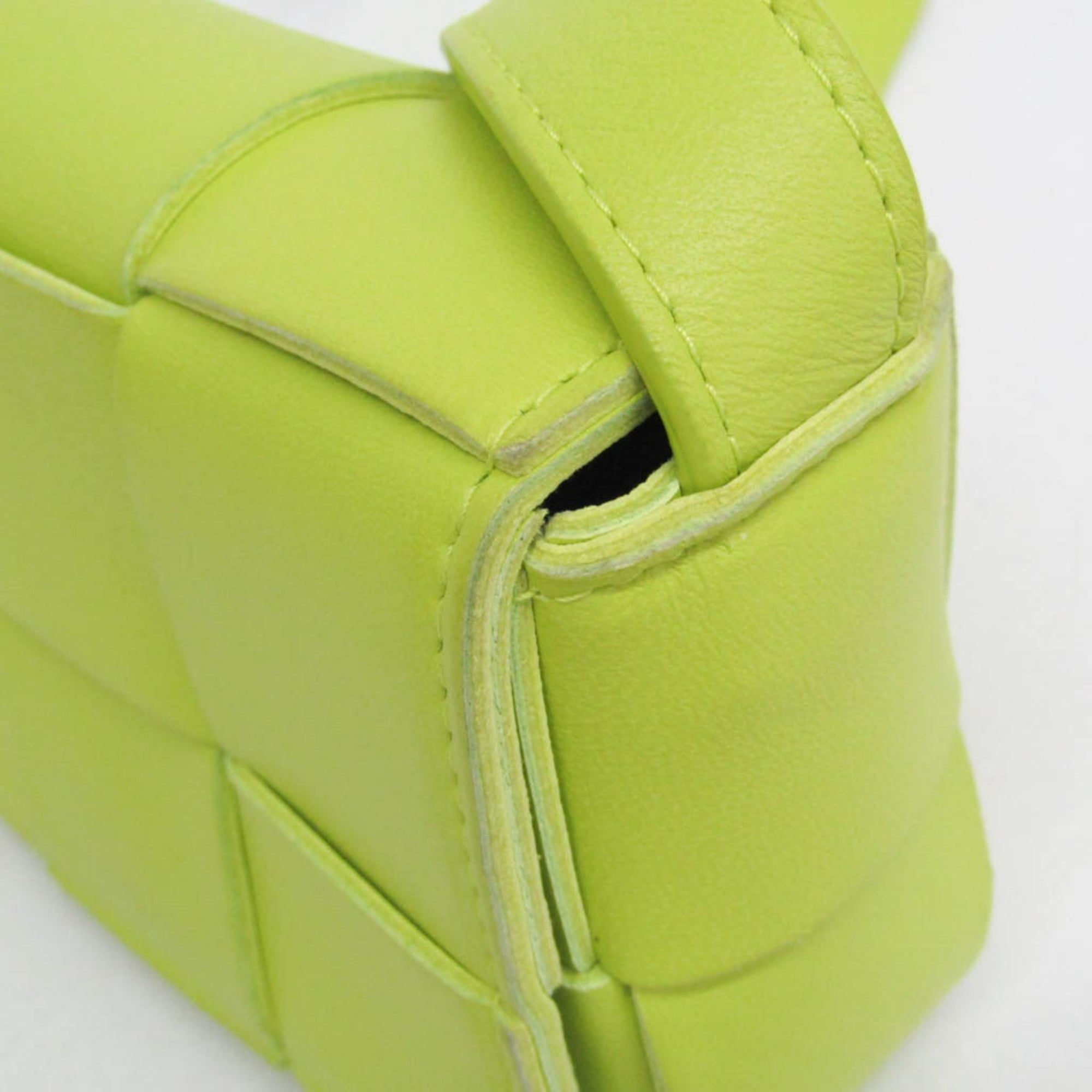 Bottega Veneta Cassette Maxi Intrecciato Leather Green Leather Clutche & Pouche Bag (Pre-Owned)