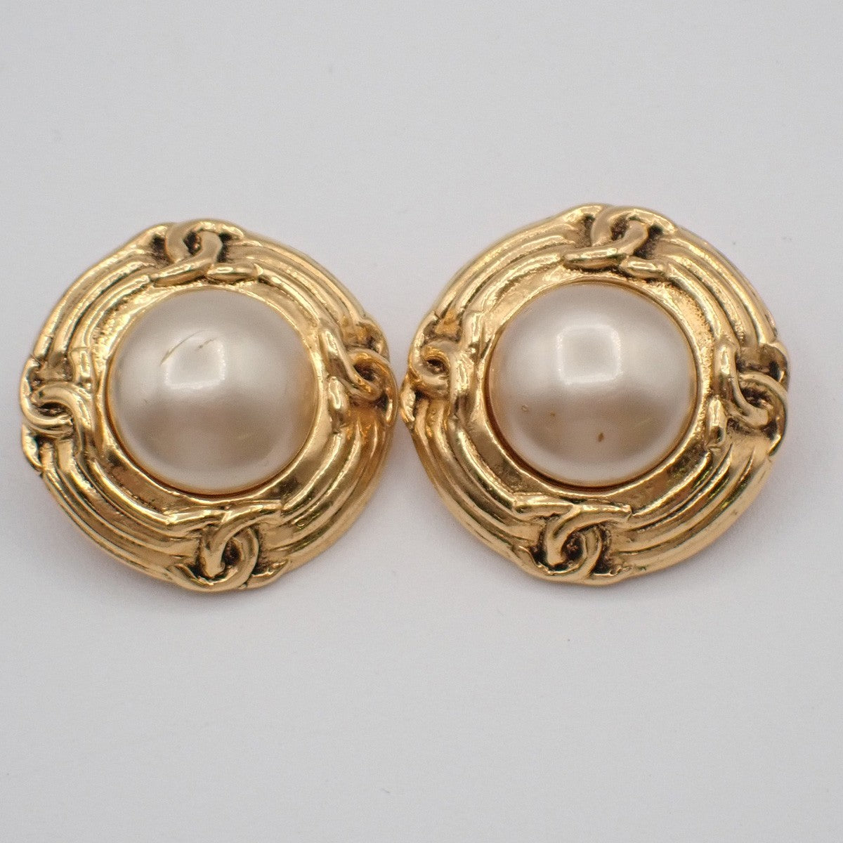 Chanel Vintage Round Clip-On Metal With Faux Pearl Gold Gold_Plated Earrings Jewelry (Pre-Owned)