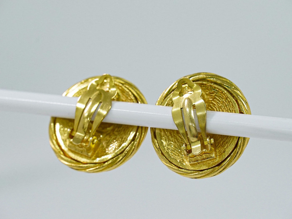 Chanel Vintage Round Cc Clip-On Metal Gold Gold_Plated Earrings Jewelry (Pre-Owned)