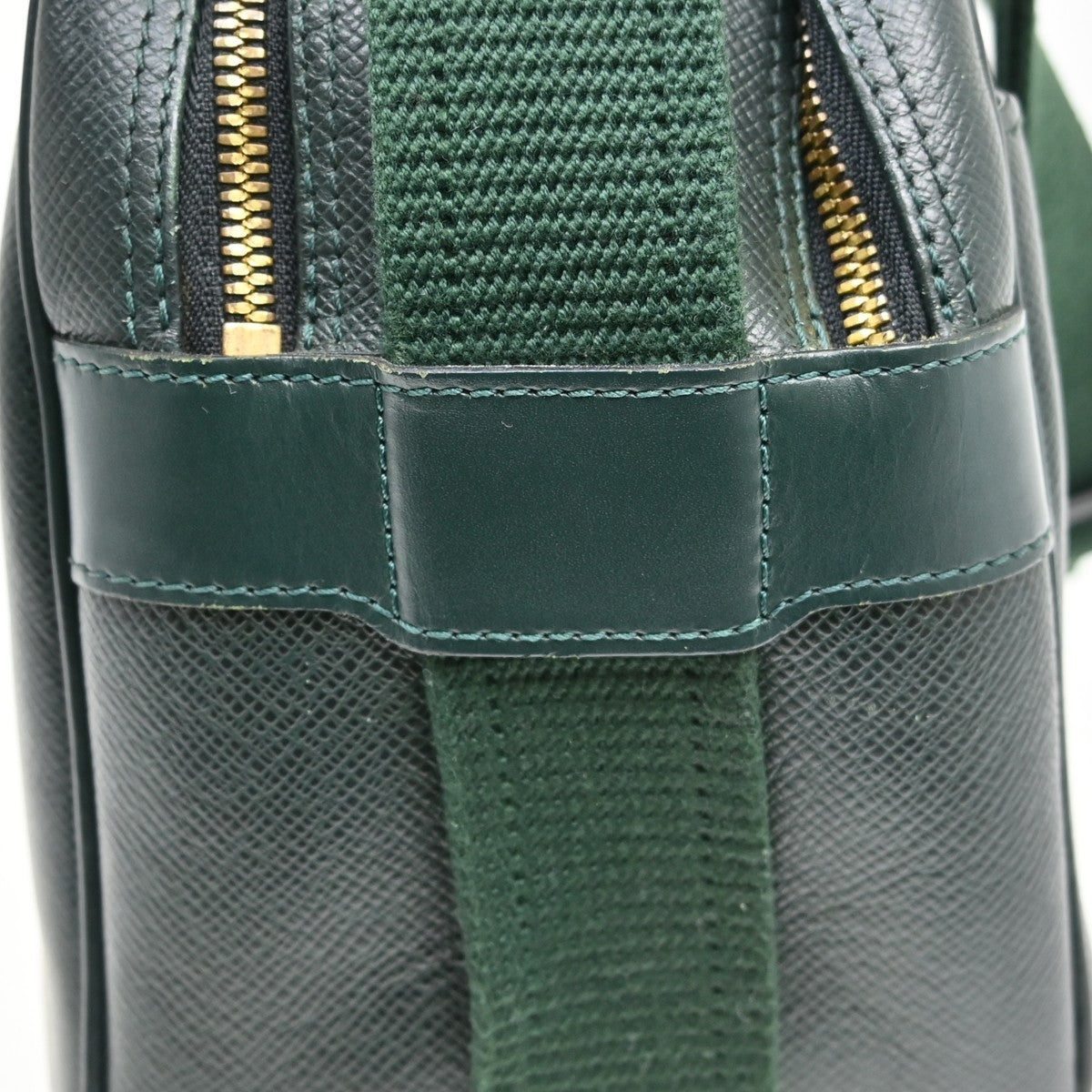 Louis Vuitton Reporter Taiga Leather Green Leather Shoulder Bag Bag (Pre-Owned)