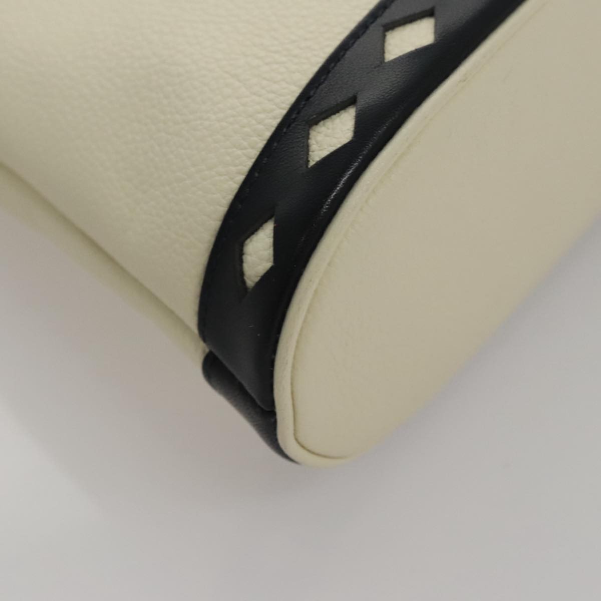 Saint Laurent Vintage Leather White Leather Handbag (Pre-Owned)