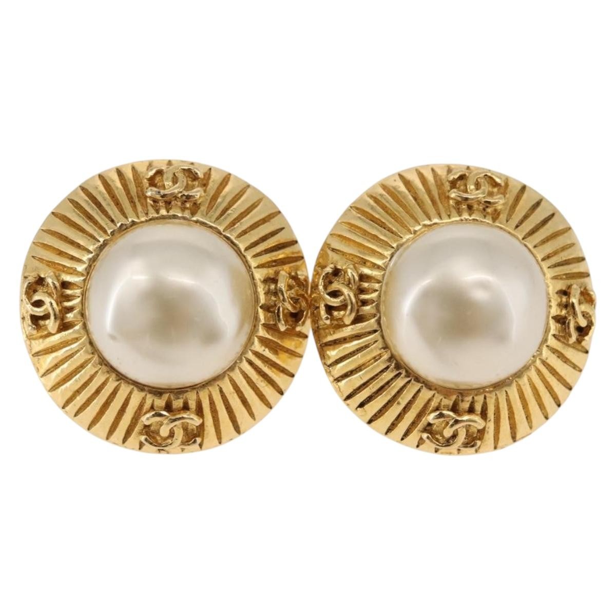 Chanel Vintage Round Cc Clip-On Metal With Faux Pearl Gold Metal Earrings Jewelry (Pre-Owned)