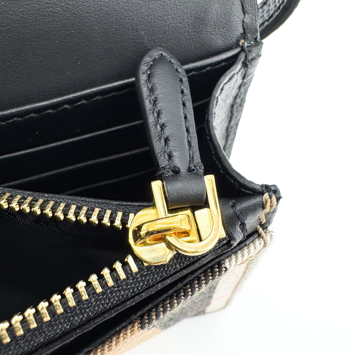 Burberry Hampshire Leather And Vintage Check Canvas Black Leather Shoulder Bag Bag (Pre-Owned)