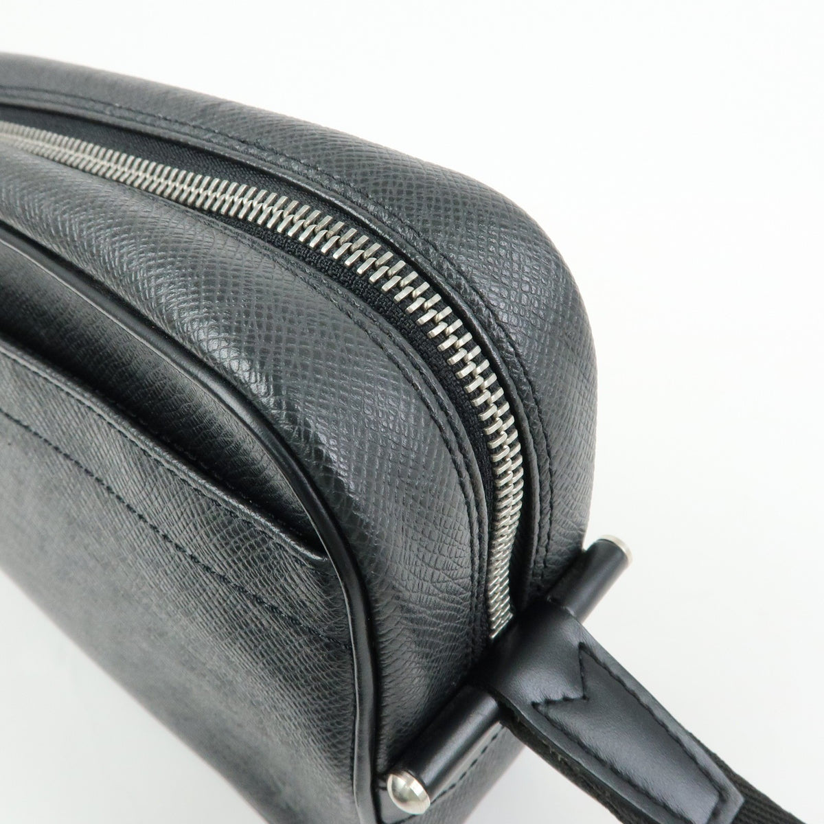 Louis Vuitton Kaluga Pochette Clutch Taiga Leather Black Leather Clutche & Pouche Bag (Pre-Owned)