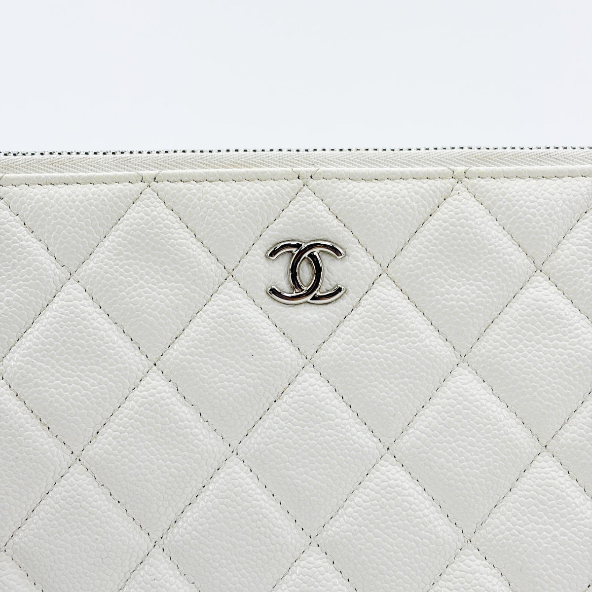 Chanel Classic O Case Quilted Caviar White Leather Clutche & Pouche Bag (Pre-Owned)