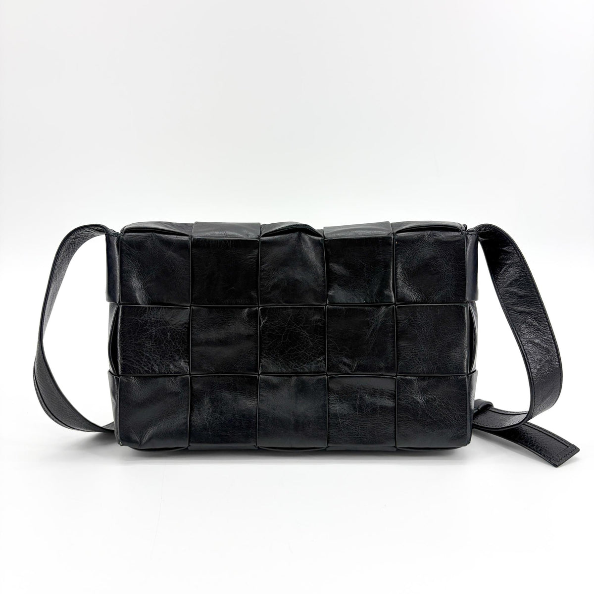 Bottega Veneta Cassette Maxi Intrecciato Leather Black Leather Shoulder Bag Bag (Pre-Owned)